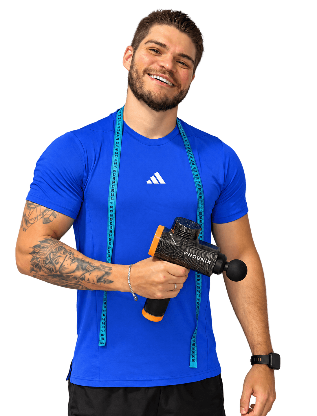Pedro Filho, personal trainer, com fita métrica e aparelho de massagem